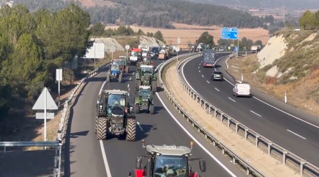 bloqueo_carreteras_huelga_agricultores_tractorada_en_dos-hermanas.jpg