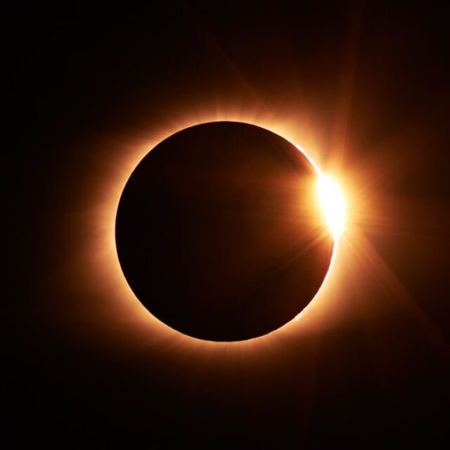 a_que_hora_se_podra_ver_el_eclipse_solar_el_proximo_8_de_abril_en_.jpgdos-hermanas.jpg