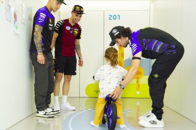pilotos_de_motogp_y_moto2_visitan_el_hospital_universitari_Dexeus_y_donan_minibikes.jpg