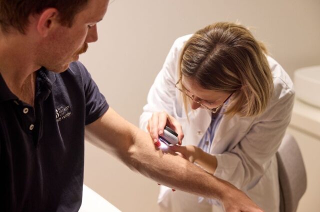 La_CASA_ISDIN_acoge_el_nuevo_servicio_de_dermatologia_para_las_tripulaciones_de_la_Copa_America.jpg