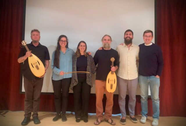 Una_viola_oval_del_siglo_XIII_recupera_su_melodia_de_manos_de_la_Facultad_de_Musica_y_Artes_Escenicas_de_UAX.jpg