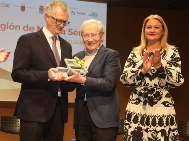 entrega_y_reconocimiento.jpg