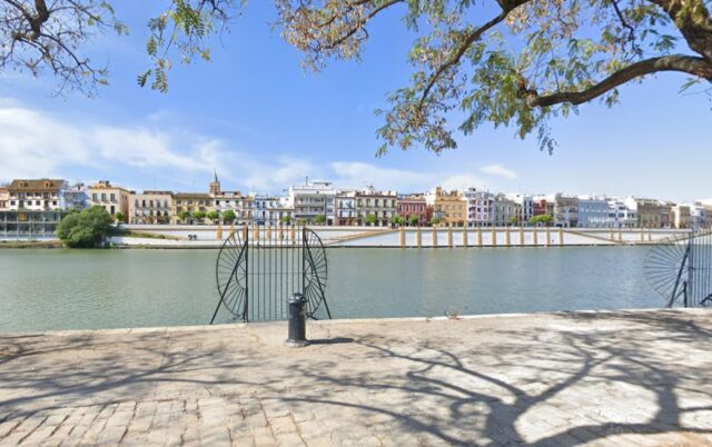Rescate de infarto en Sevilla: auxilian a un ciudadano que se precipitó al Guadalquivir