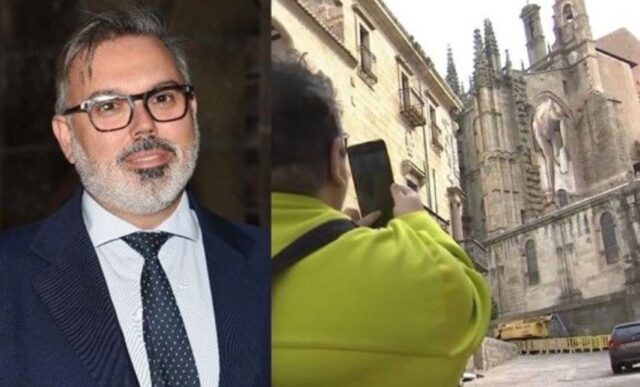 Plasencia_estrena_un_mural_hiperrealista_de_11_metros_para_promocionar_su_Semana_Santa.jpg