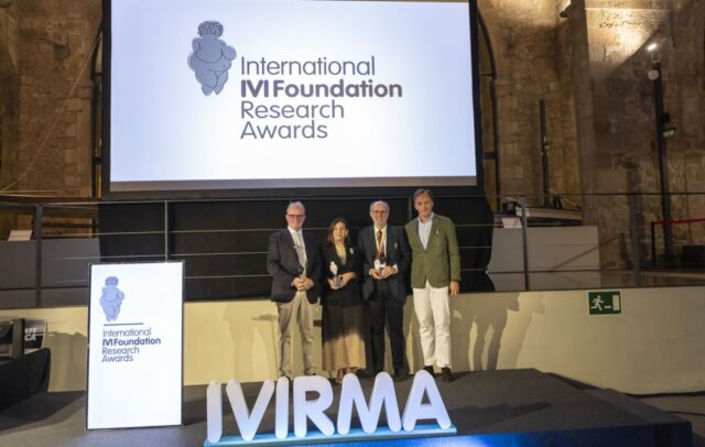 Los_profesores_Nick_Macklon_y_Johan_Smitz_y_la_periodista_Mayte_Rius_premiados_por_sus_aportaciones_a_la_medicina_reproductiva.jpg