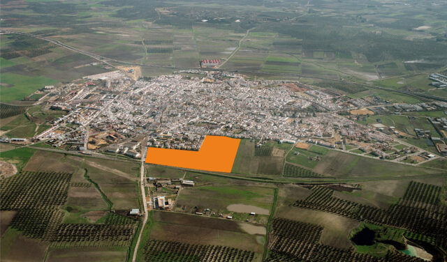 La_Junta_y_el_Ayuntamiento_de_Arahal_firman_un_acuerdo_para_la_construccion_de_423_viviendas_protegidas.jpg