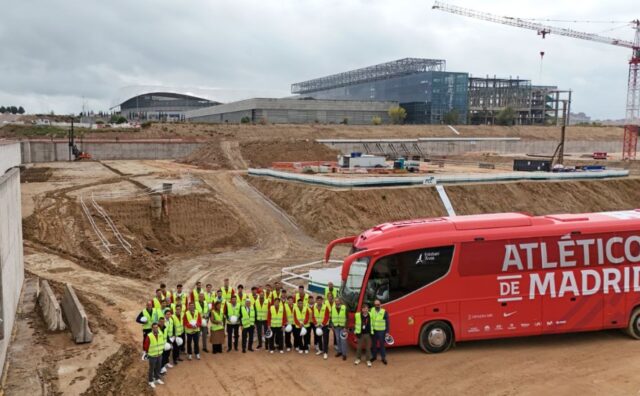 jugadores_del_atletico_de_madrid_visitan_las_obras_de_la_ciudad_del_deporte.jpg