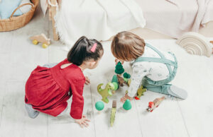 La Junta de Andalucía impulsa la compra responsable de juguetes y videojuegos para niños