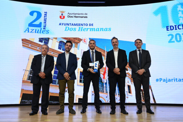 El_Ayuntamiento_de_Dos_Hermanas_Galardonado_con_Dos_Pajaritas_Azules_por_su_Compromiso_con_el_Reciclaje.jpg