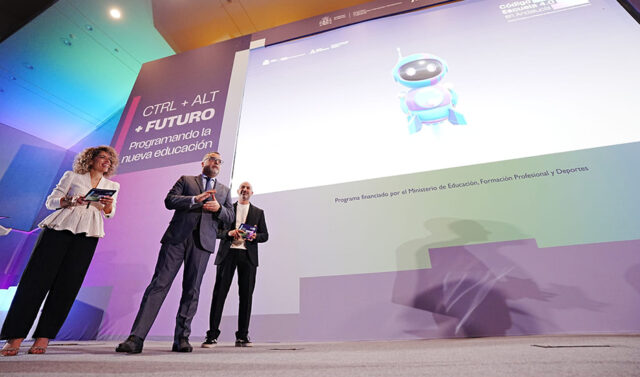 Mas_de_1.000_docentes_asisten_al_Congreso_de_Innovacion_Educativa_Codigo_Escuela_4.0_en_Sevilla.jpg