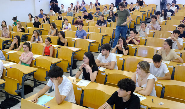 Mas_de_53.000_estudiantes_en_Andalucia_se_preparan_para_la_PAU_mas_numerosa_de_la_historia.jpg