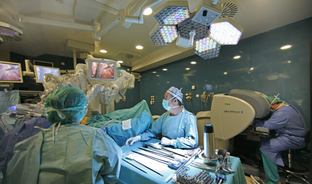 Andalucia_adquiere_tres_nuevos_robots_Da_Vinci_para_revolucionar_la_cirugia_robotica.jpg