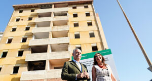 La Junta de Andalucía comienza la rehabilitación integral de un edificio en Polígono Sur para la creación de 30 viviendas sociales