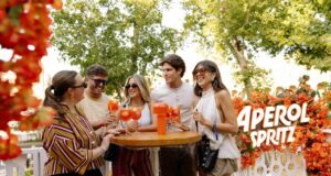 Aperol Spritz impulsa su estrategia estival con presencia en Icónica Sevilla Fest