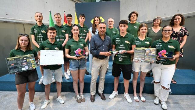 El_presidente_de_la_Diputacion_de_Granada_honra_al_equipo_IMO_Racing_del_IES_Montes_Orientales_de_Iznalloz_clasificado_para_la_final_mundial_de_STEM_Racing_2026_en_Singapur.jpg