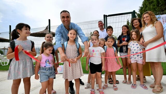 Inauguracion_de_la_nueva_piscina_municipal_de_verano_en_Diezma_por_parte_de_Rodriguez.jpg