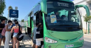 La Junta de Andalucía lanza el Programa Estival de Transporte al Litoral para facilitar el acceso a las playas