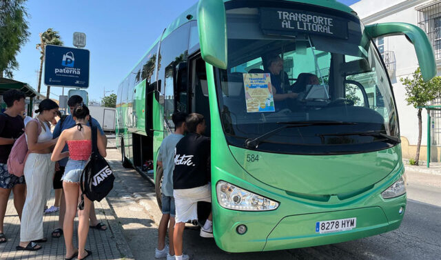 La_Junta_de_Andalucia_lanza_el_Programa_Estival_de_Transporte_al_Litoral_para_facilitar_el_acceso_a_las_playas.jpg