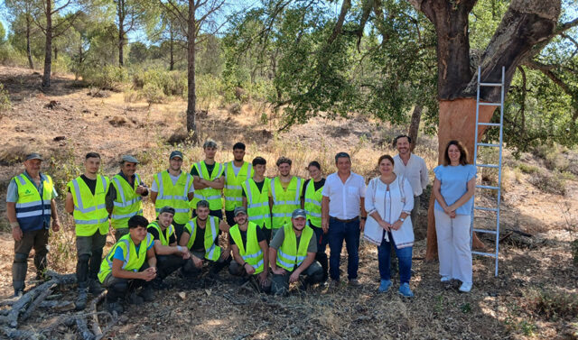 La_Junta_de_Andalucia_promueve_la_VI_Escuela_del_Corcho_en_el_Parque_Natural_Sierra_Morena_de_Sevilla.jpg