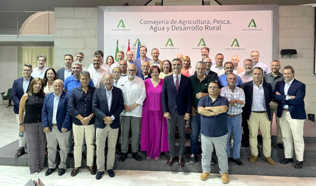 La_Junta_y_las_comunidades_de_regantes_firman_acuerdos_para_el_Plan_RegadiA_con_una_inversion_de_1383_millones.jpg