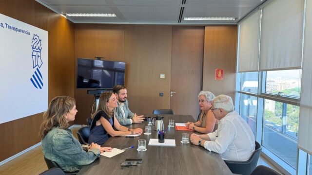 Nuria_Martinez_busca_resaltar_la_cultura_valenciana_en_Andalucia_durante_su_reunion_con_el_CEVEX_de_Sevilla.jpg