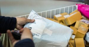 La tasa europea para paquetes pequeños despierta escepticismo entre expertos y organizaciones de consumidores