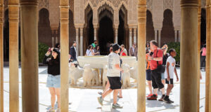 Andalucía Refuerza su Posición Turística en Julio con un Aumento del 9,3% en Empleo Hotelero