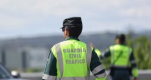 Cambiaba una rueda en la A-4 y una furgoneta lo atropella mortalmente en Carmona: el conductor se da a la fuga