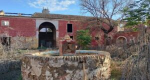 La histórica Hacienda Ibarburu se degrada en Dos Hermanas: denuncian camiones vertiendo escombros junto al BIC