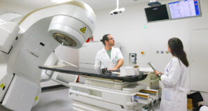 El Hospital Regional de Málaga presenta un innovador acelerador que optimiza las sesiones de radioterapia