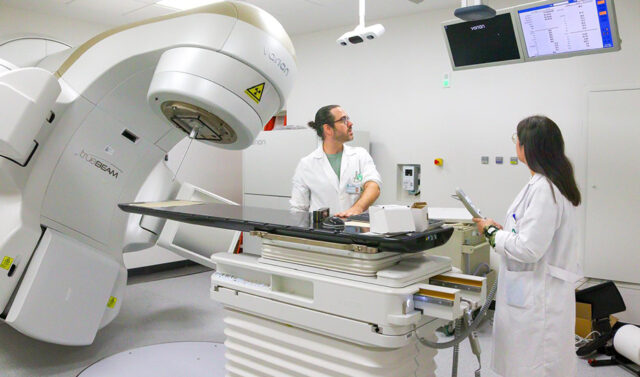 El_Hospital_Regional_de_Malaga_presenta_un_innovador_acelerador_que_optimiza_las_sesiones_de_radioterapia.jpg