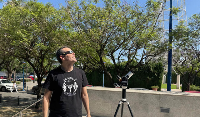 La_Junta_de_Andalucia_advierte_sobre_las_precauciones_necesarias_ante_el_eclipse_solar_para_proteger_la_salud_ocular.jpg