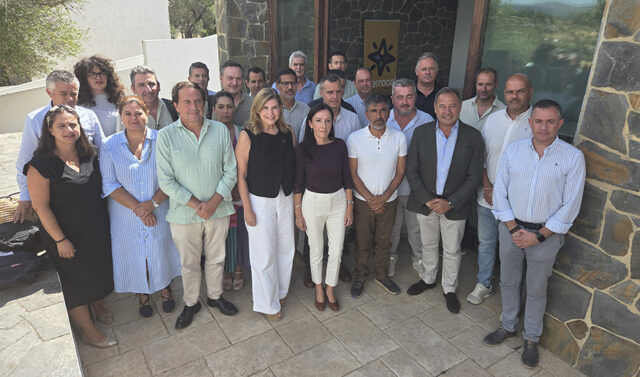 La_Junta_de_Andalucia_coordina_esfuerzos_con_alcaldes_tras_el_incendio_forestal_en_Niebla.jpg