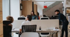La temporalidad alcanza al 23,4% de los asalariados con menor nivel de estudios al acceder al empleo