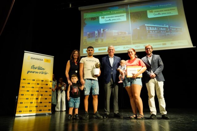 La_Junta_de_Andalucia_entrega_32_viviendas_protegidas_en_alquiler_en_Torreblanca_Sevilla.jpeg