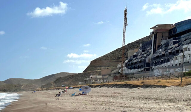La_Junta_de_Andalucia_inicia_el_proceso_para_restablecer_la_legalidad_en_El_Algarrobico.jpg