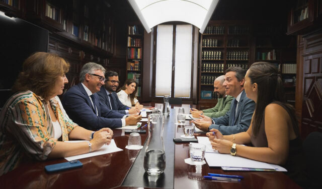 La_Junta_de_Andalucia_y_la_FAMP_avanzan_en_la_eliminacion_de_trabas_burocraticas.jpg