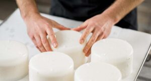 Andalucía presenta nueva normativa para el queso artesano que beneficiará a la ganadería local