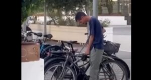 A plena luz del día y con un serrucho: graban un presunto intento de robo de una bicicleta en Plaza de Armas de Sevilla