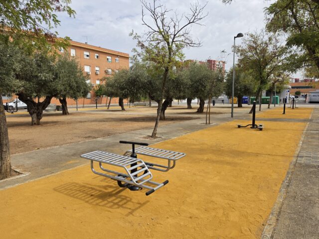 El_Ayuntamiento_de_Dos_Hermanas_instala_ocho_nuevos_equipos_biosaludables_en_la_Plaza_de_la_Paz_de_Montequinto.jpg