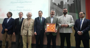 Juanma Moreno Elogia el Diálogo y Compromiso de Oskar Martín en un Acto de Reconocimiento