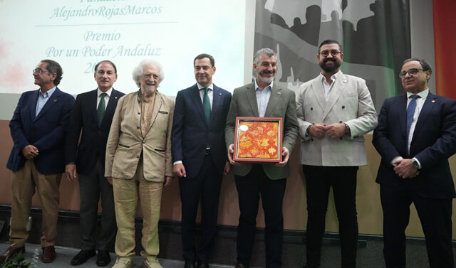 Juanma_Moreno_Elogia_el_Dialogo_y_Compromiso_de_Oskar_Martin_en_un_Acto_de_Reconocimiento.jpg