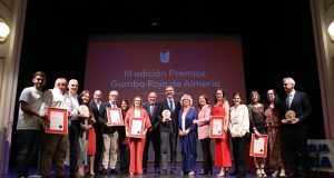La Junta de Andalucía recibe un galardón por su apoyo al sector pesquero en la III Gala de los Premios Gamba Roja