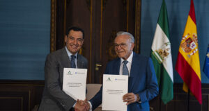 La Junta de Andalucía y Fundación ‘la Caixa’ firman un acuerdo de 76 millones para la obra social en 2026